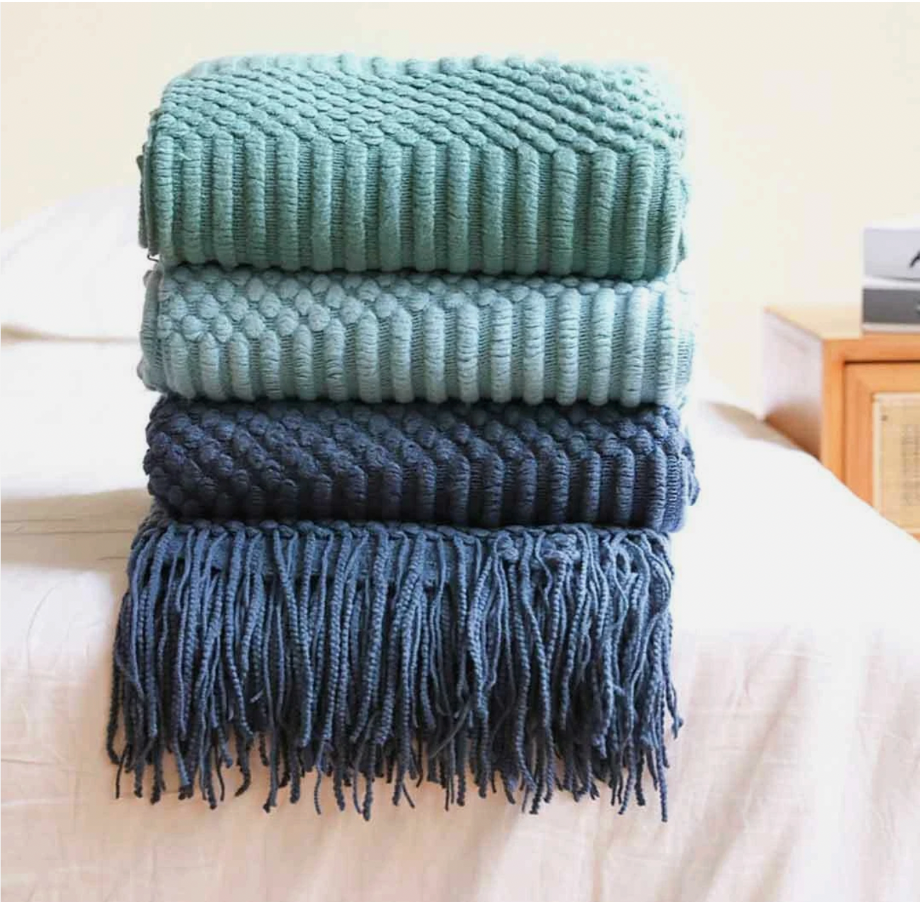 Knitted Throw Blanket – Lightweight Warmth, Instant Cosy Comfort