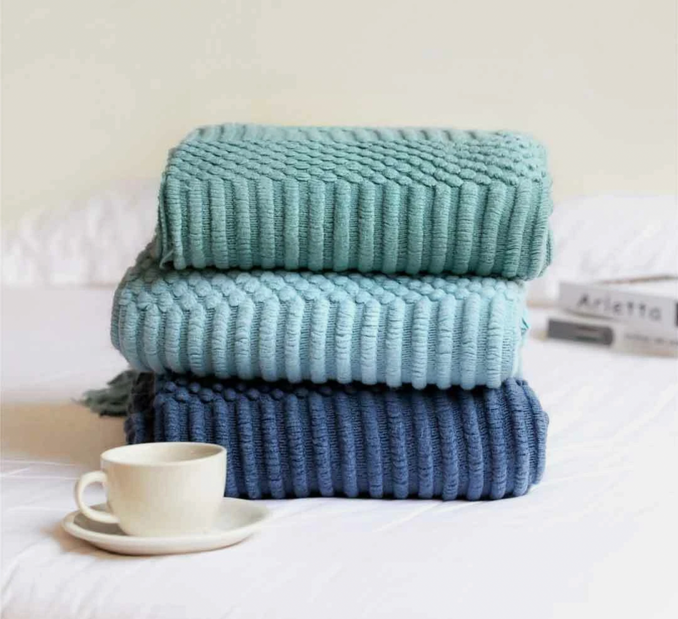 Knitted Throw Blanket – Lightweight Warmth, Instant Cosy Comfort