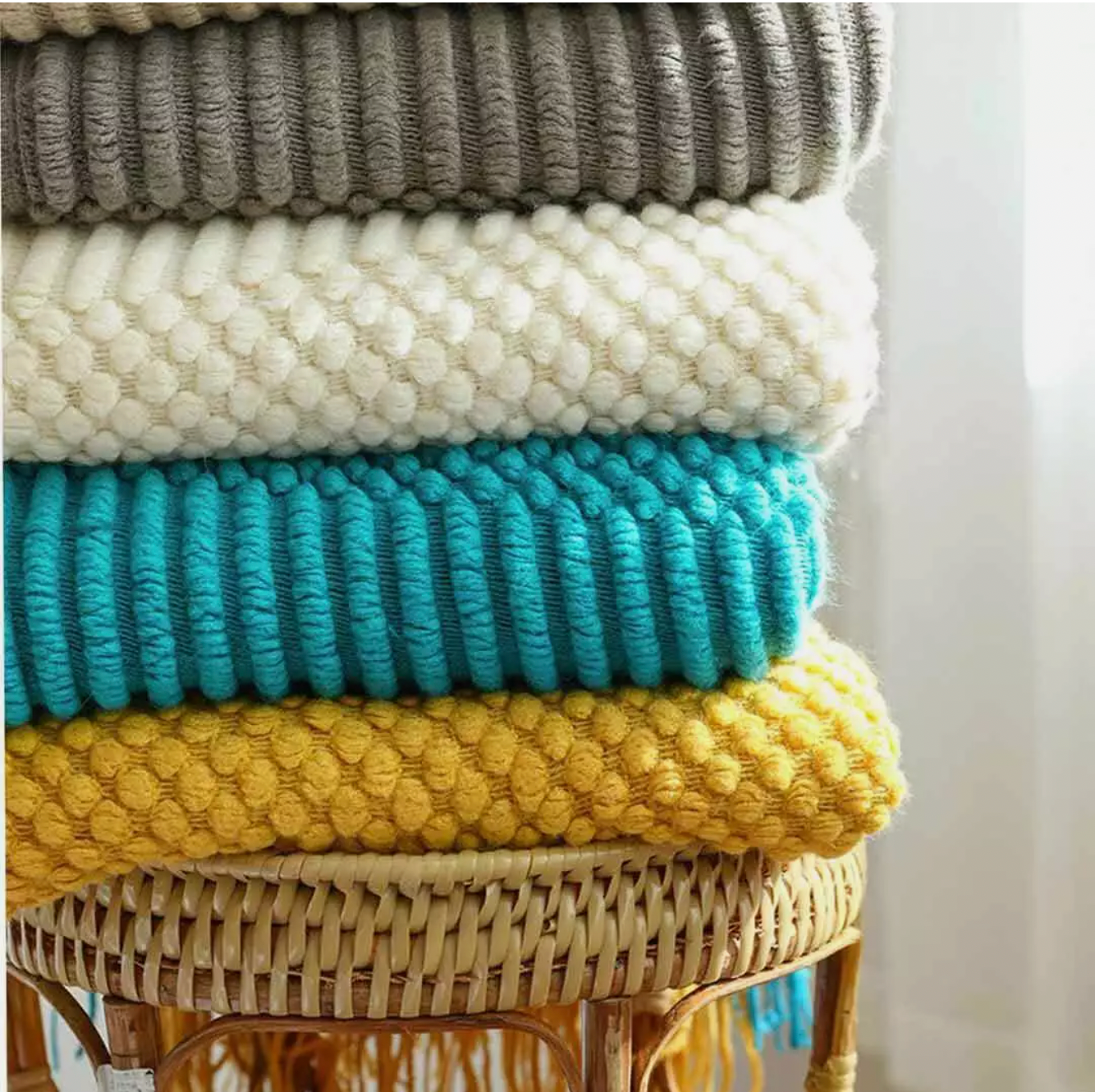 Knitted Throw Blanket – Lightweight Warmth, Instant Cosy Comfort
