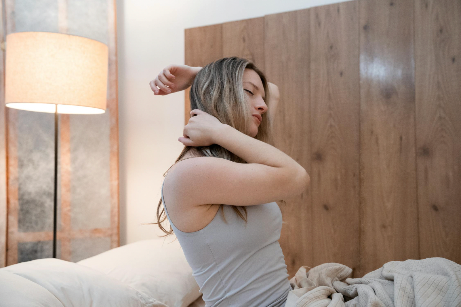 Comparison showing correct sleeping posture with neutral spine vs incorrect pillow support causing neck misalignment